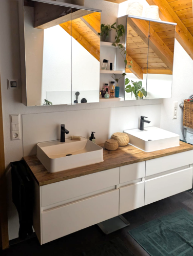 Spiegelschrank und neue Waschbecken